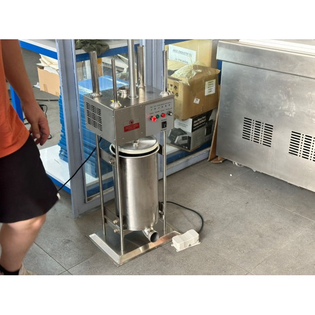 Akse 2. El 15 Litre Elektrikli Sucuk Sosis Dolum Makinası